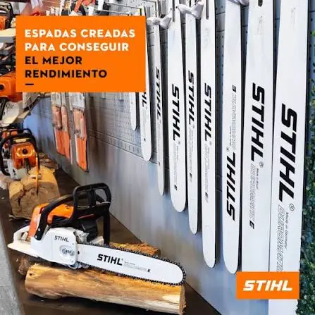 Motosierra STIHL sobre madera y espadas expuestas con el texto: Espadas creadas para conseguir el mejor rendimiento